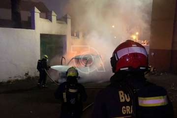 Un vehículo robado queda totalmente calcinado en el pueblo de Jinámar (Telde)/TA.